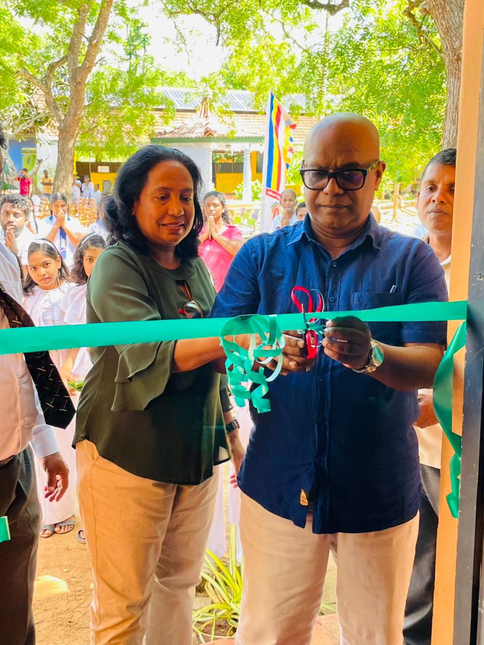 පාසලේ සිසුන්ට ජල පෙරණයක් ලබාදීම